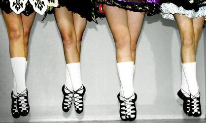 AND THE ROPE STILL TUGGING HER FEET (STÁLE SVÁZANÁ PUPEČNÍKEM)